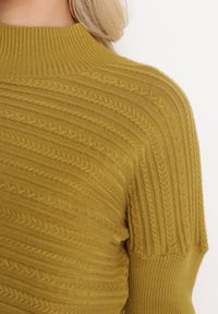 Born2be - Jasnozielony Sweter z Wełną o Asymetrycznym Fasonie z Tłoczeniem Sarositte. Kolor: zielony. Materiał: wełna #3