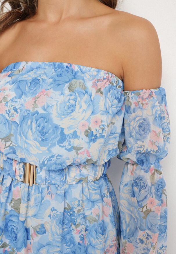 Born2be - Jasnoniebieska Wiskozowa Sukienka Hiszpanka z Falbanami i Paskiem w Kwiaty Virmoi. Okazja: na co dzień, na spacer. Typ kołnierza: dekolt hiszpanka. Kolor: niebieski. Materiał: wiskoza. Wzór: kwiaty. Typ sukienki: proste. Styl: casual