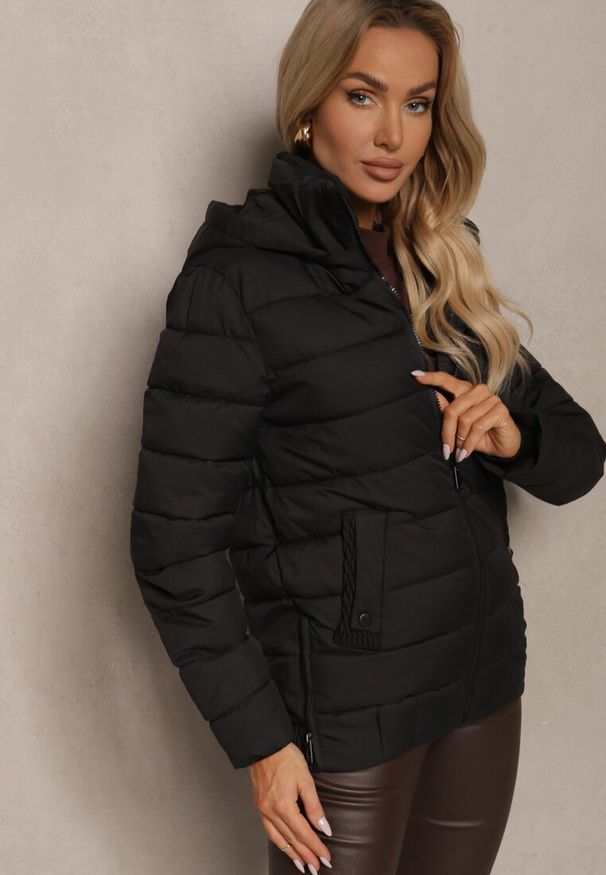 Renee - Czarna Kurtka z Pikowanymi Przeszyciami z Odpinanym Kapturem i Ściągaczem w Talii Sintavia. Okazja: na co dzień. Kolor: czarny. Materiał: jeans. Styl: casual