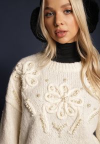 Renee - Beżowy Sweter o Pudełkowym Kroju z Kwiatową Aplikacją Zdobioną Perełkami Hedilie. Okazja: na co dzień, na spotkanie biznesowe. Kolor: beżowy. Długość rękawa: długi rękaw. Długość: długie. Wzór: aplikacja, kwiaty. Styl: biznesowy, casual #2