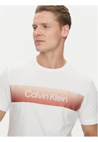 Calvin Klein T-Shirt Linear Ombre K10K114163 Biały Regular Fit. Kolor: biały. Materiał: bawełna