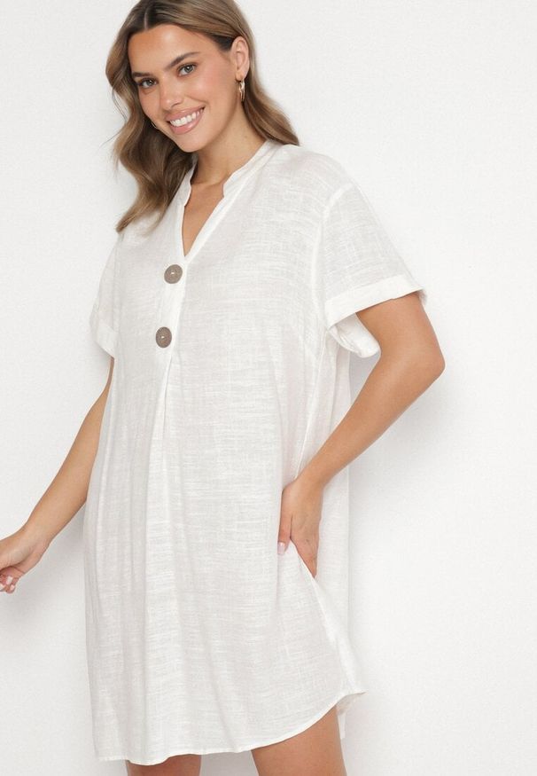 Born2be - Biała Bawełniana Sukienka o Prostym Kroju z Krótkim Rękawem i Guzikami Elaniwen. Okazja: na co dzień. Typ kołnierza: dekolt w serek. Kolor: biały. Materiał: bawełna. Długość rękawa: krótki rękaw. Typ sukienki: proste. Styl: elegancki, casual