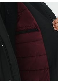 Pako Lorente - PAKO LORENTE – Kurtka męska z kapturem w kolorze czarnym. Typ kołnierza: kaptur. Kolor: czarny. Materiał: poliester. Sezon: zima, jesień