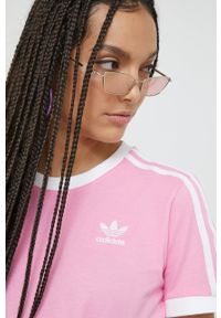 adidas Originals t-shirt bawełniany kolor różowy. Kolor: różowy. Materiał: bawełna. Długość rękawa: krótki rękaw. Długość: krótkie. Wzór: aplikacja #6