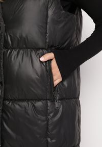 Born2be - Czarna Kamizelka o Długim Pikowanym Fasonie z Odpinanym Kapturem Glonte. Okazja: na co dzień. Kolor: czarny. Materiał: tkanina, materiał. Długość: długie. Styl: casual, klasyczny #3