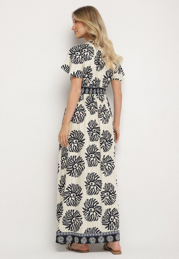 Born2be - Niebieska Wiskozowa Sukienka Rozkloszowana z Kopertowym Dekoltem w Boho Wzór Paldena. Okazja: na imprezę, na co dzień. Typ kołnierza: dekolt kopertowy. Kolor: niebieski. Materiał: wiskoza. Wzór: aplikacja. Sezon: lato. Typ sukienki: kopertowe. Styl: boho