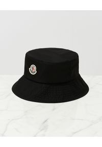 MONCLER - Czarny kapelusz z logo. Kolor: czarny. Materiał: bawełna. Wzór: aplikacja. Styl: casual