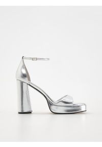 Reserved - Metaliczne sandały na słupku - srebrny. Kolor: srebrny. Materiał: skóra. Obcas: na słupku #1