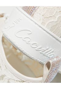 RENE CAOVILLA - Kremowe sneakersy Lace z kryształami. Kolor: biały. Materiał: guma, koronka, tkanina. Wzór: napisy, aplikacja #4
