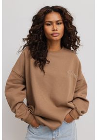 Marsala - Bluza damska o kroju oversize z HAFTEM w kolorze CAMEL - CRAFT-UNI. Materiał: dzianina, dresówka, bawełna, materiał, poliester. Długość rękawa: długi rękaw. Długość: długie. Wzór: haft. Styl: klasyczny
