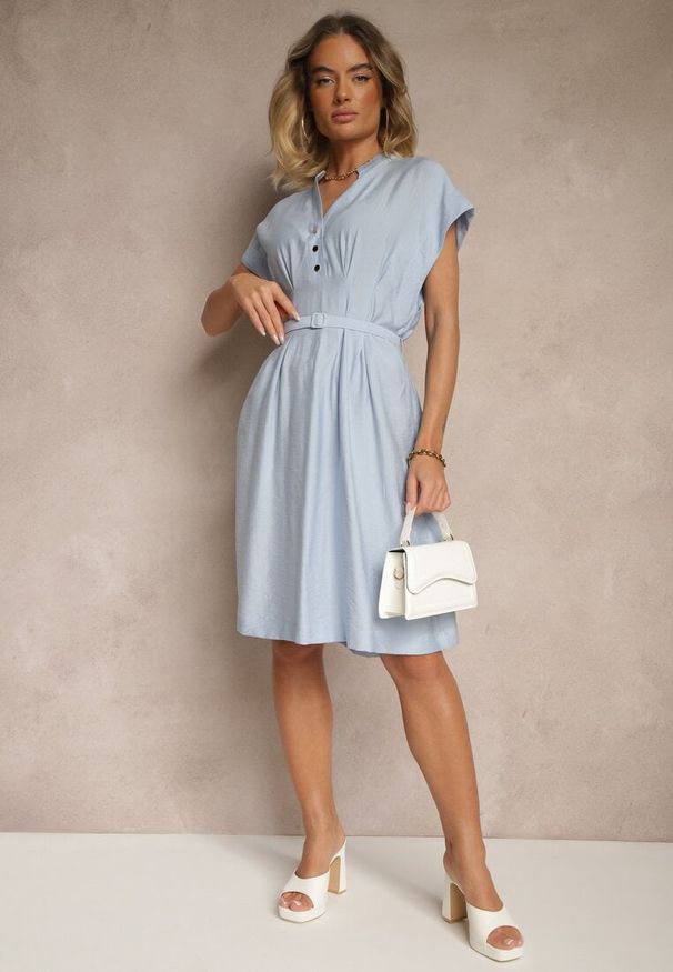 Renee - Niebieska Rozkloszowana Sukienka z Wiskozy z Paskiem Zapinana na Napy Seporine. Okazja: na co dzień. Typ kołnierza: dekolt w serek. Kolor: niebieski. Materiał: wiskoza. Styl: klasyczny, casual, elegancki