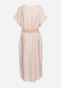 Born2be - Jasnobeżowa Wiskozowa Sukienka z Paskiem Ozdobionym Plecionką i Klamrą Mlevena. Typ kołnierza: dekolt w kształcie V. Kolekcja: plus size. Kolor: beżowy. Materiał: wiskoza. Długość rękawa: krótki rękaw. Wzór: aplikacja. Typ sukienki: dla puszystych. Styl: elegancki #2
