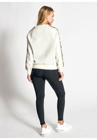 Bluza damska beżowa Guess Britney Regular Fit. Kolor: beżowy. Materiał: denim, materiał, jeans. Sezon: lato. Styl: młodzieżowy #2