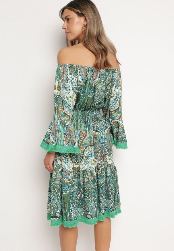 Born2be - Zielona Sukienka Hiszpanka Ozdobiona Frędzlami o Rozkloszowanym Fasonie w Print Paisley Allnight. Okazja: na co dzień. Typ kołnierza: dekolt hiszpanka. Kolor: zielony. Wzór: paisley, nadruk, aplikacja. Typ sukienki: proste. Styl: elegancki, casual
