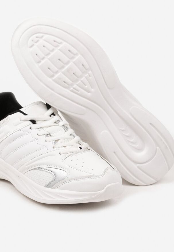 Born2be - Białe Płaskie Sznurowane Buty Sportowe Wykończone Tłoczeniem Evilnne. Kolor: biały. Materiał: jeans