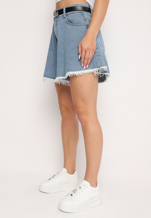 Born2be - Niebieskie Jeansowe Szorty o Luźnym Fasonie z Dodatkowym Paskiem Cilike. Okazja: na co dzień. Stan: podwyższony. Kolor: niebieski. Materiał: jeans. Wzór: aplikacja. Styl: elegancki, casual