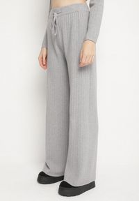 Born2be - Szary Prążkowany Komplet Dzianinowy Szerokie Spodnie i Sweter z Półgolfem Fenitiva. Kolor: szary. Materiał: prążkowany, dzianina #4