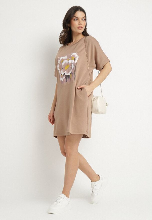 Born2be - Ciemnobeżowa Pudełkowa Sukienka z Wiskozą i Ozdobnym Nadrukiem Elaniriel. Okazja: na co dzień, na spacer. Kolor: beżowy. Materiał: wiskoza. Długość rękawa: krótki rękaw. Wzór: nadruk. Sezon: wiosna. Styl: klasyczny, casual