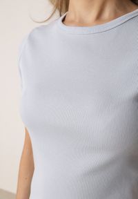 Born2be - Jasnoniebieski Dopasowany T-shirt z Prążkowanej Tkaniny z Bawełny Acalenos. Okazja: na co dzień. Kolor: niebieski. Materiał: prążkowany, bawełna, tkanina. Sezon: lato. Styl: casual, klasyczny, elegancki #5