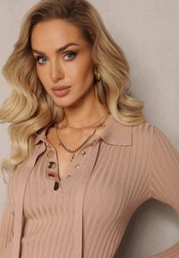 Renee - Beżowy Sweter z Wiskozy w Prążki Zdobiony Biżuteryjnymi Napami i Wiązaniem Pelema. Kolor: beżowy. Materiał: wiskoza. Wzór: aplikacja, prążki #4