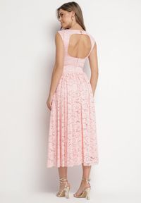 Born2be - Różowa Koronkowa Sukienka o Rozkloszowanym Kroju z Odkrytymi Plecami Nelamia. Okazja: na co dzień, na imprezę. Kolor: różowy. Materiał: koronka. Długość rękawa: bez rękawów. Styl: wizytowy, casual, elegancki #3