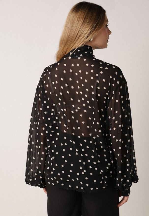 Born2be - Czarna Półtransparentna Koszula w Groszki z Wiązaniem z Wiskozy i Bawełny Iamine. Okazja: na spotkanie biznesowe, do pracy. Kolor: czarny. Materiał: wiskoza, bawełna. Wzór: grochy. Styl: biznesowy, elegancki, klasyczny
