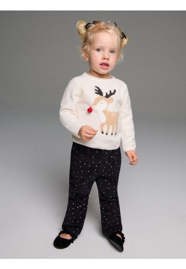 Sinsay - Świąteczny sweter z reniferem - kremowy. Kolor: kremowy. Styl: wizytowy