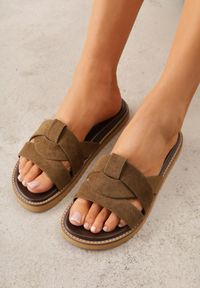 Born2be - Zielone Klapki VICES z Przeplatanymi Paskami Anreene. Okazja: na co dzień. Kolor: zielony. Materiał: len. Wzór: paski. Styl: casual, klasyczny, elegancki #1