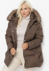 Born2be - Brązowa Kurtka z Kapturem i Sztucznym Futerkiem Tsani. Okazja: do pracy. Typ kołnierza: kaptur. Kolekcja: plus size. Kolor: brązowy. Materiał: futro. Wzór: aplikacja. Sezon: zima, jesień. Styl: klasyczny, elegancki #3