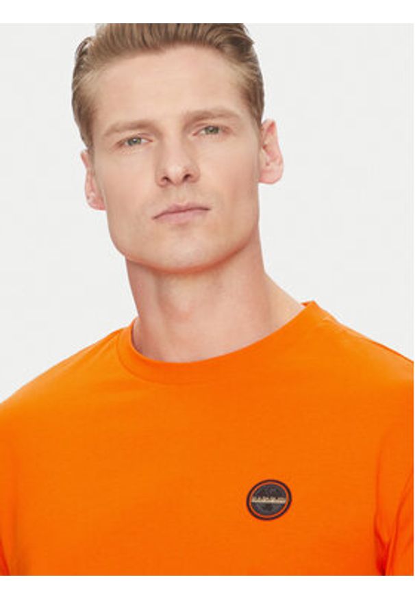 Napapijri T-Shirt S-Badge NP0A4I3N Pomarańczowy Regular Fit. Kolor: pomarańczowy. Materiał: bawełna