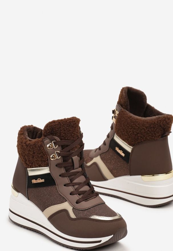 Renee - Brązowe Botki na Koturnie w Streetwearowym Stylu Ozdobione Futerkiem Arabelline. Okazja: na co dzień. Kolor: brązowy. Materiał: futro. Wzór: aplikacja. Obcas: na koturnie. Styl: klasyczny, elegancki, casual