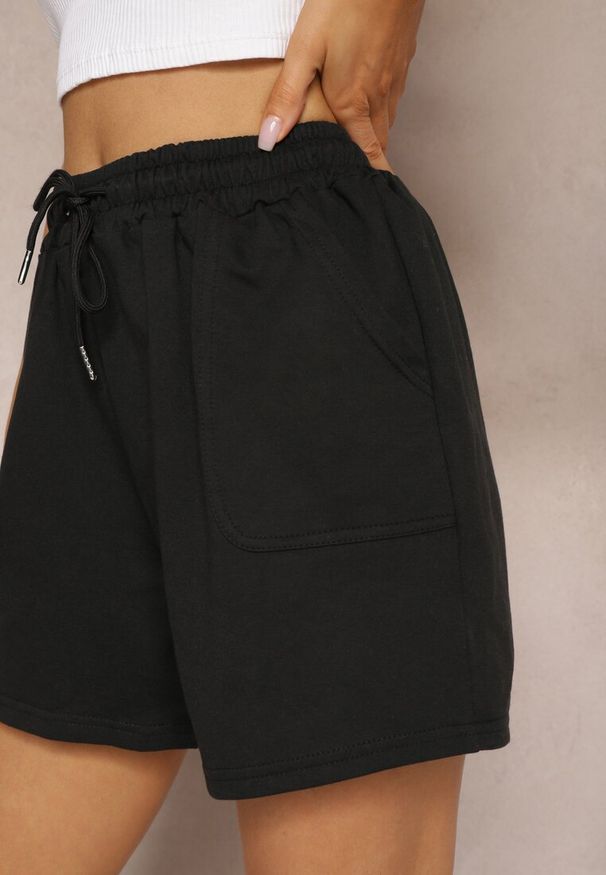 Renee - Czarne Dresowe Szorty High Waist z Gumką w Talii Narefia. Okazja: na plażę. Stan: podwyższony. Kolor: czarny. Materiał: dresówka. Wzór: ażurowy. Styl: elegancki