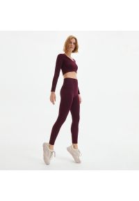 Reserved - Dzianinowe legginsy w prążek - Fioletowy. Kolor: fioletowy. Materiał: dzianina. Wzór: prążki #1