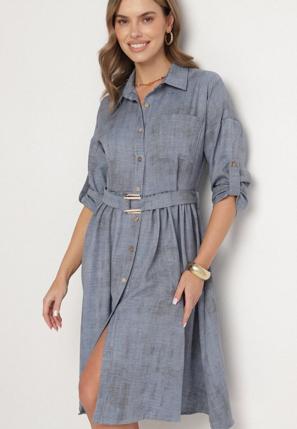 Born2be - Niebieska Sukienka o Koszulowym Kroju z Paskiem z Klamrą Evelmio. Okazja: na co dzień. Typ kołnierza: kołnierzyk klasyczny. Kolor: niebieski. Materiał: jeans. Długość rękawa: długi rękaw. Typ sukienki: koszulowe. Styl: elegancki, casual, klasyczny
