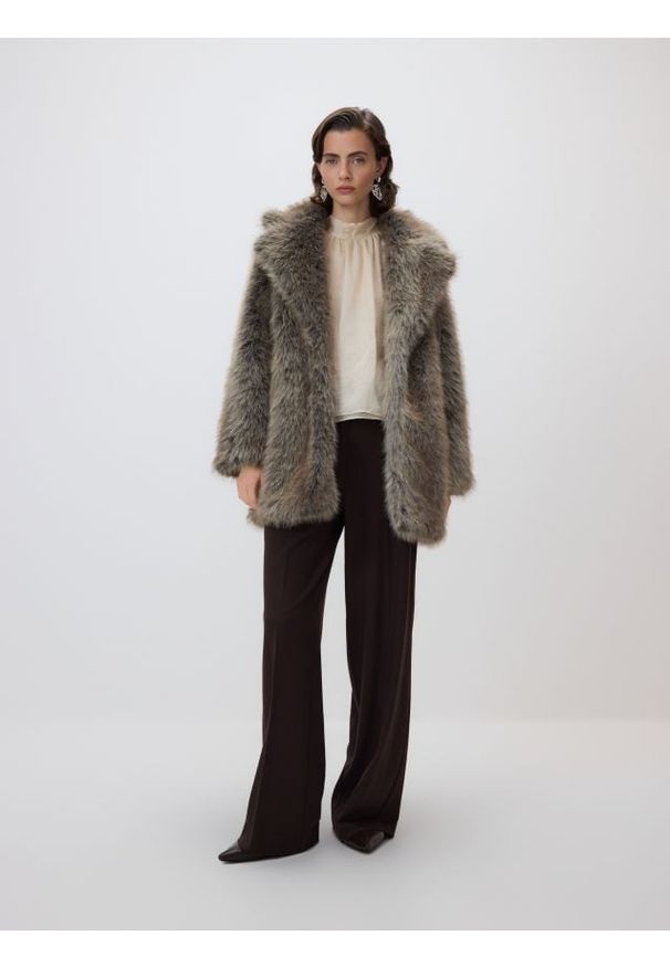 Reserved - Sztuczne futro - beżowy. Kolor: beżowy. Materiał: futro