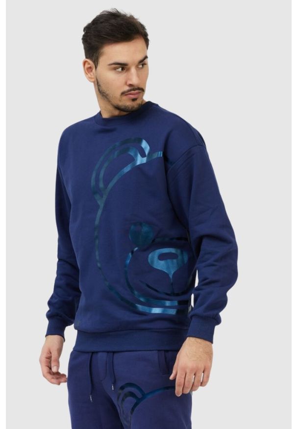 MOSCHINO Granatowa bluza męska z misiem. Kolor: niebieski. Materiał: prążkowany. Wzór: nadruk