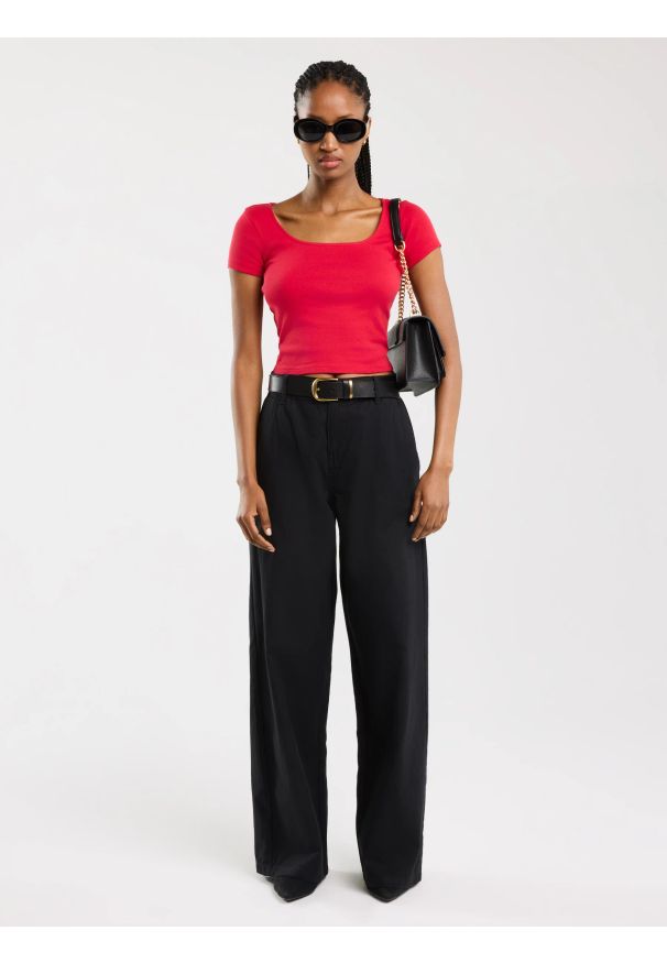 Big-Star - Koszulka damska slim z dekoltem caro czerwona Missa 603. Okazja: na co dzień. Kolor: czerwony. Materiał: materiał, prążkowany, jeans, żakard. Styl: casual