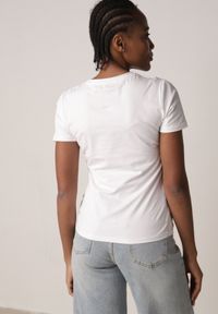 Born2be - Biały Bawełniany T-shirt w Klasycznym Stylu Nedila. Kolor: biały. Materiał: bawełna. Długość: długie. Styl: klasyczny #3