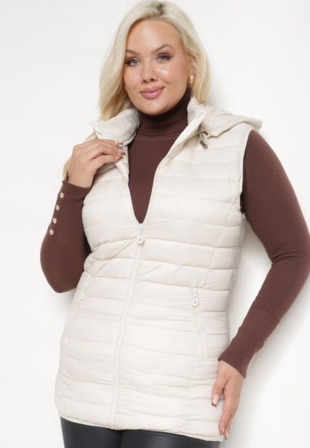Born2be - Jasnobeżowa Pikowana Kamizelka z Odpinanym Kapturem i Ściągaczami Savarielle. Okazja: na spacer. Kolekcja: plus size. Kolor: beżowy. Materiał: jeans, tkanina, bawełna. Styl: klasyczny, sportowy