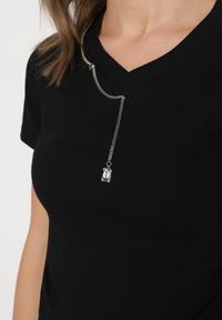 Born2be - Czarny Bawełniany T-shirt Ozdobiony Marszczeniem i Łańcuszkiem Olitrea. Okazja: na co dzień. Kolor: czarny. Materiał: bawełna. Wzór: aplikacja. Styl: casual #7