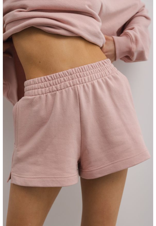 Marsala - Szorty z dzianiny dresowej w kolorze DUSTY PINK- LE PETIT-M. Okazja: na co dzień. Stan: podwyższony. Kolor: różowy. Materiał: dzianina, dresówka. Styl: sportowy, casual