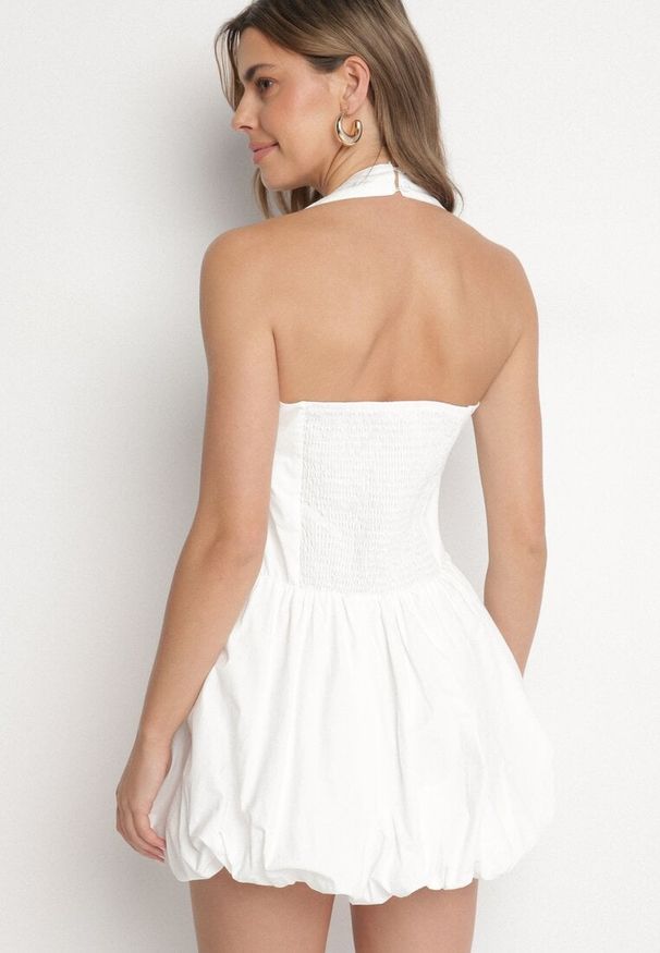 Born2be - Biała Bawełniana Sukienka Bombka z Ramiączkami Zapinanymi Przy Karku Relinor. Okazja: na co dzień. Typ kołnierza: dekolt kwadratowy. Kolor: biały. Materiał: bawełna. Długość rękawa: na ramiączkach. Typ sukienki: bombki. Styl: casual