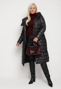 Born2be - Czarna Pikowana Kurtka z Kapturem i Dwustronnym Suwakiem Wiązana w Pasie Tatida. Okazja: na co dzień. Typ kołnierza: kaptur. Kolekcja: plus size. Kolor: czarny. Materiał: jeans. Styl: casual, elegancki, klasyczny #5