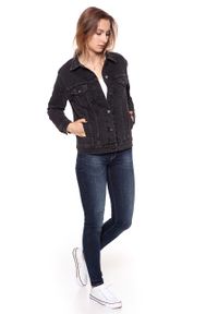 Wrangler - DAMSKA KURTKA JEANSOWA WRANGLER TRUCKER JACKET BACK TO BLACK W4070999S. Materiał: jeans. Wzór: aplikacja. Styl: klasyczny #10