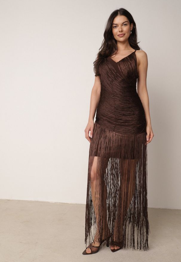 Born2be - Brązowa Wieczorowa Sukienka na Ramiączkach z Ozdobnymi Frędzlami Vilinania. Okazja: na wesele, na ślub cywilny, na imprezę. Kolor: brązowy. Długość rękawa: na ramiączkach. Typ sukienki: oversize. Styl: wizytowy
