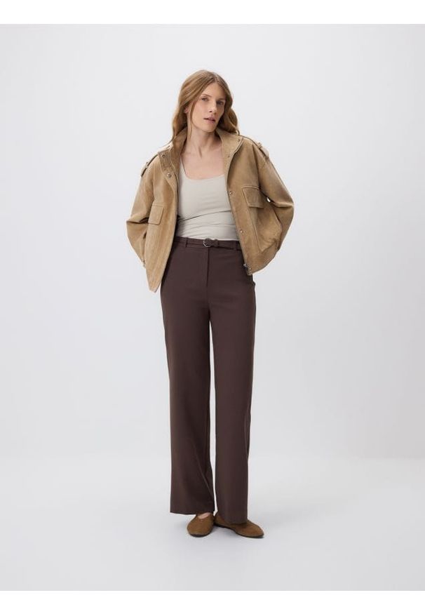 Reserved - Spodnie z paskiem - ciemnobrązowy. Kolor: brązowy. Materiał: tkanina, wiskoza. Wzór: gładki