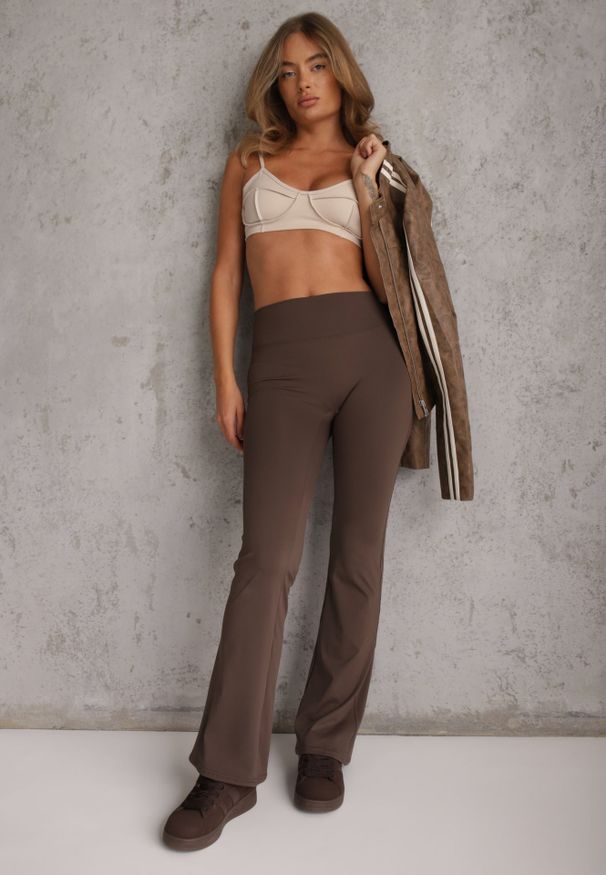 Renee - Brązowe Legginsy Flare High Waist Ozdobione z Tyłu Modelującym Marszczeniem Deinoreia. Okazja: na co dzień. Stan: podwyższony. Kolor: brązowy. Wzór: aplikacja. Styl: elegancki, casual