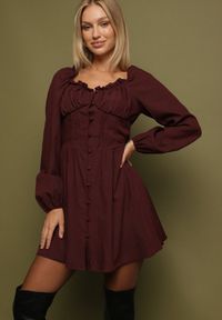 Born2be - Brązowa Sukienka Hiszpanka Vices z Gorsetową Talią i Bufiastymi Rękawami Resana. Okazja: na co dzień. Typ kołnierza: dekolt hiszpanka, dekolt gorset. Kolor: brązowy. Materiał: bawełna. Typ sukienki: gorsetowe. Styl: casual #1
