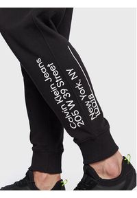 Calvin Klein Jeans Spodnie dresowe J30J322639 Czarny Regular Fit. Kolor: czarny. Materiał: bawełna, dresówka #7