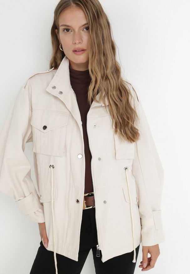 Born2be - Jasnobeżowa Kurtka Parka z Dużymi Kieszeniami Talaha. Okazja: na co dzień. Kolor: beżowy. Materiał: jeans. Długość: krótkie. Wzór: aplikacja. Sezon: wiosna, jesień. Styl: casual